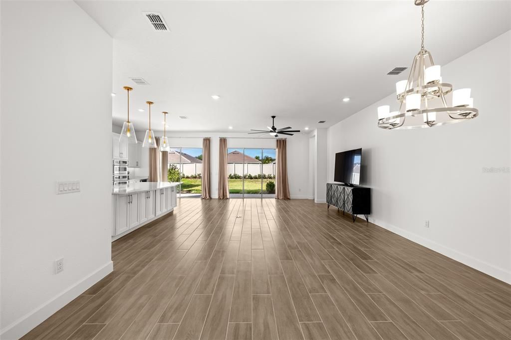 Под контрактом: $599,000 (3 спален, 3 ванн, 2335 Квадратных фут)