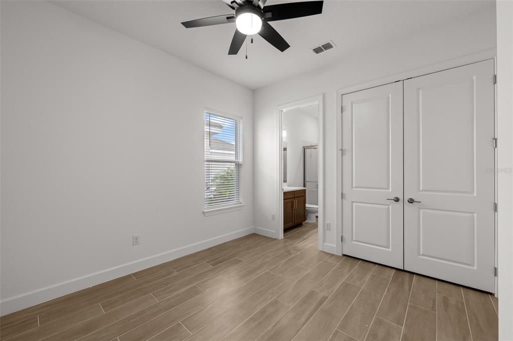 Под контрактом: $599,000 (3 спален, 3 ванн, 2335 Квадратных фут)