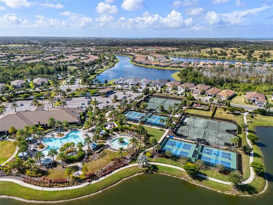 Под контрактом: $599,000 (3 спален, 3 ванн, 2335 Квадратных фут)