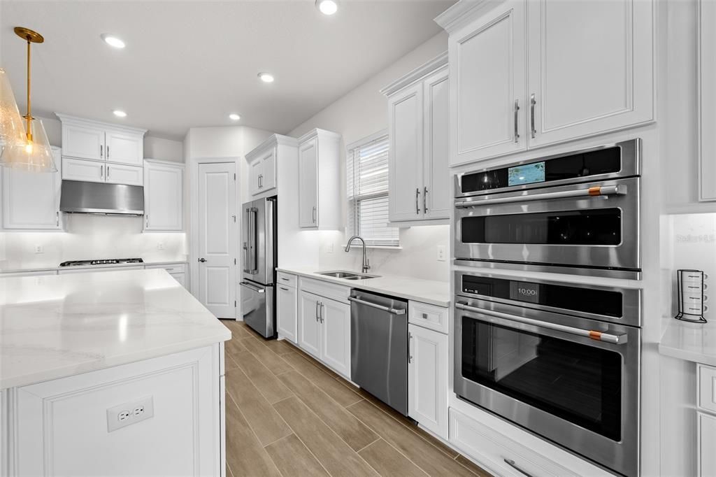 Под контрактом: $599,000 (3 спален, 3 ванн, 2335 Квадратных фут)