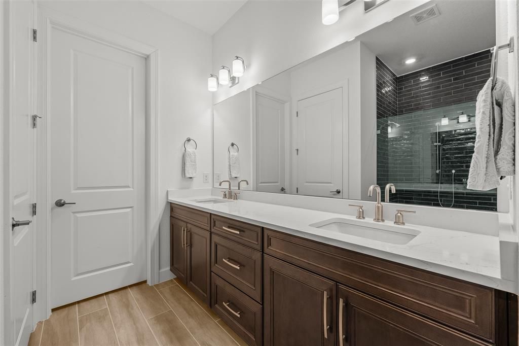 Под контрактом: $599,000 (3 спален, 3 ванн, 2335 Квадратных фут)