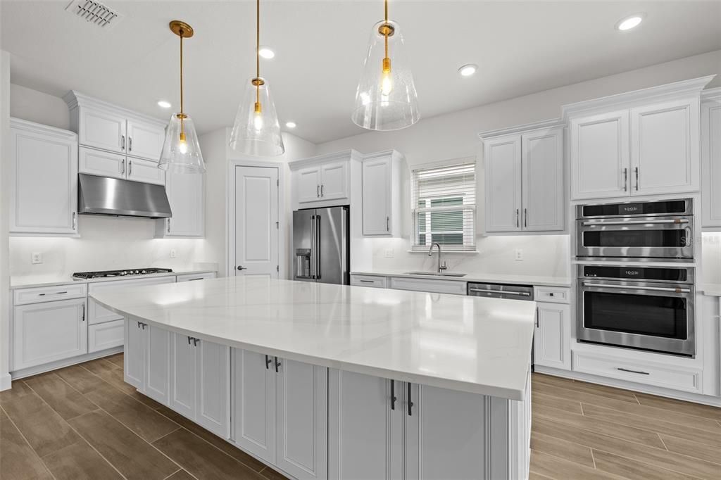 Под контрактом: $599,000 (3 спален, 3 ванн, 2335 Квадратных фут)