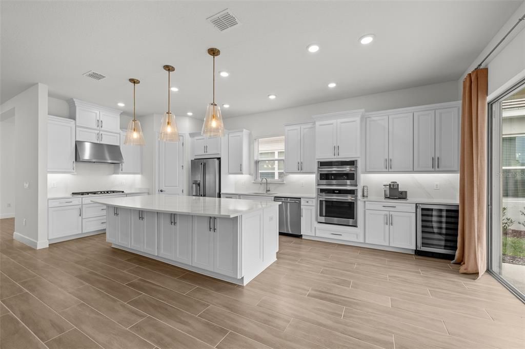 Под контрактом: $599,000 (3 спален, 3 ванн, 2335 Квадратных фут)