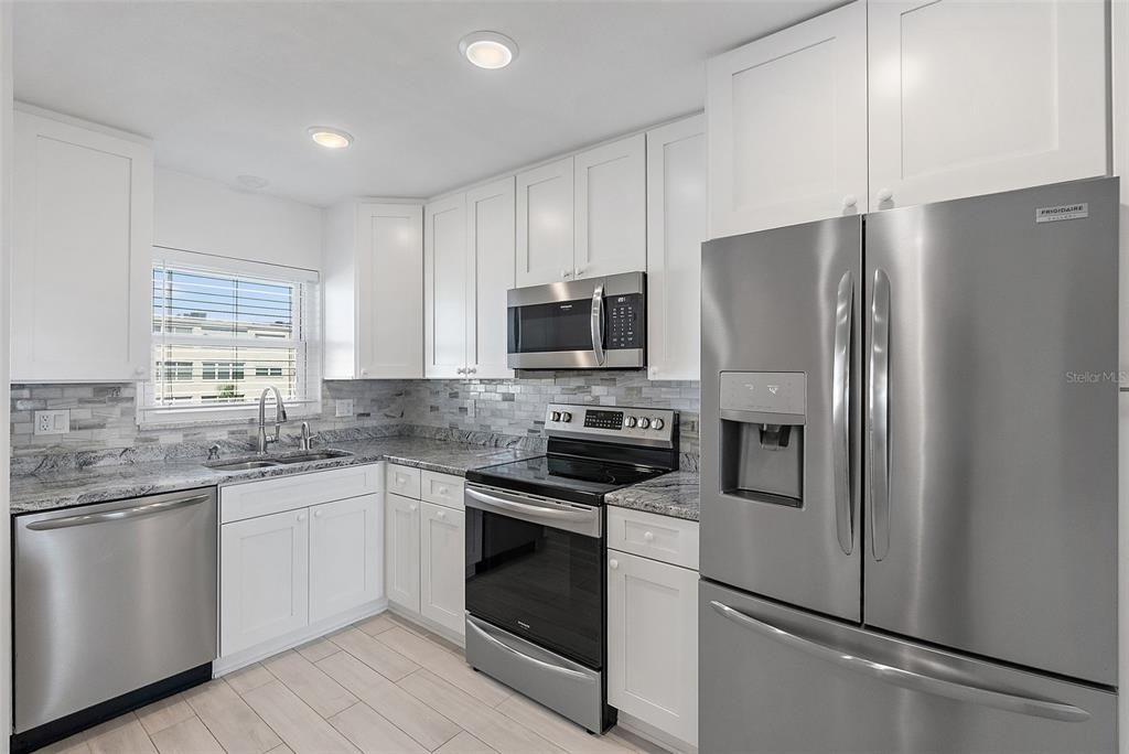 For Sale: $349,900 (2 beds, 2 baths, 1370 Square Feet)