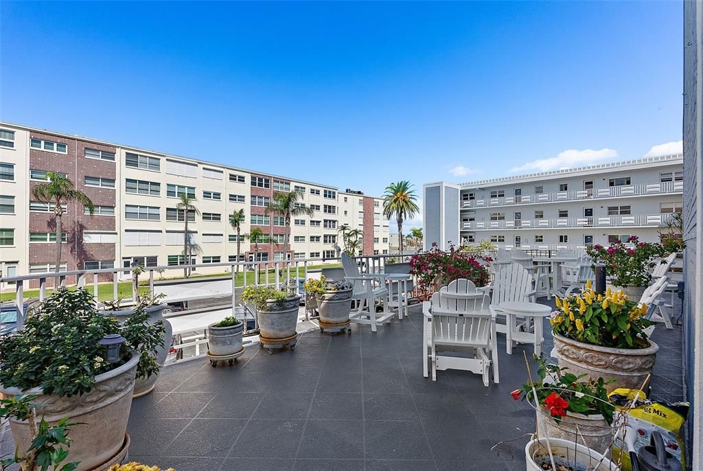 For Sale: $349,900 (2 beds, 2 baths, 1370 Square Feet)