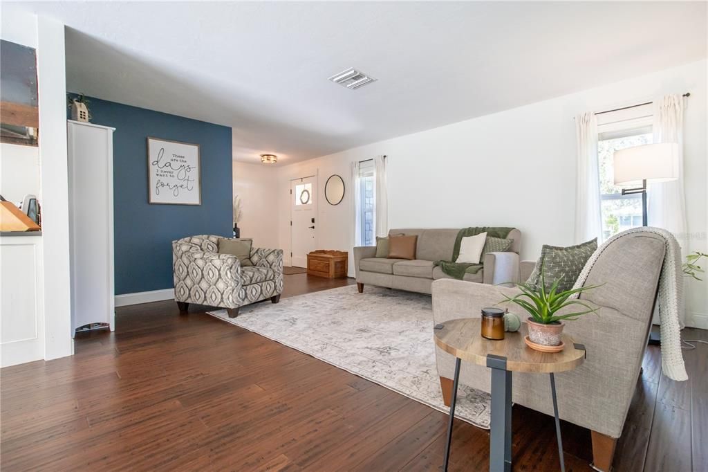 待售: $780,000 (3 贝兹, 2 浴室, 2330 平方英尺)