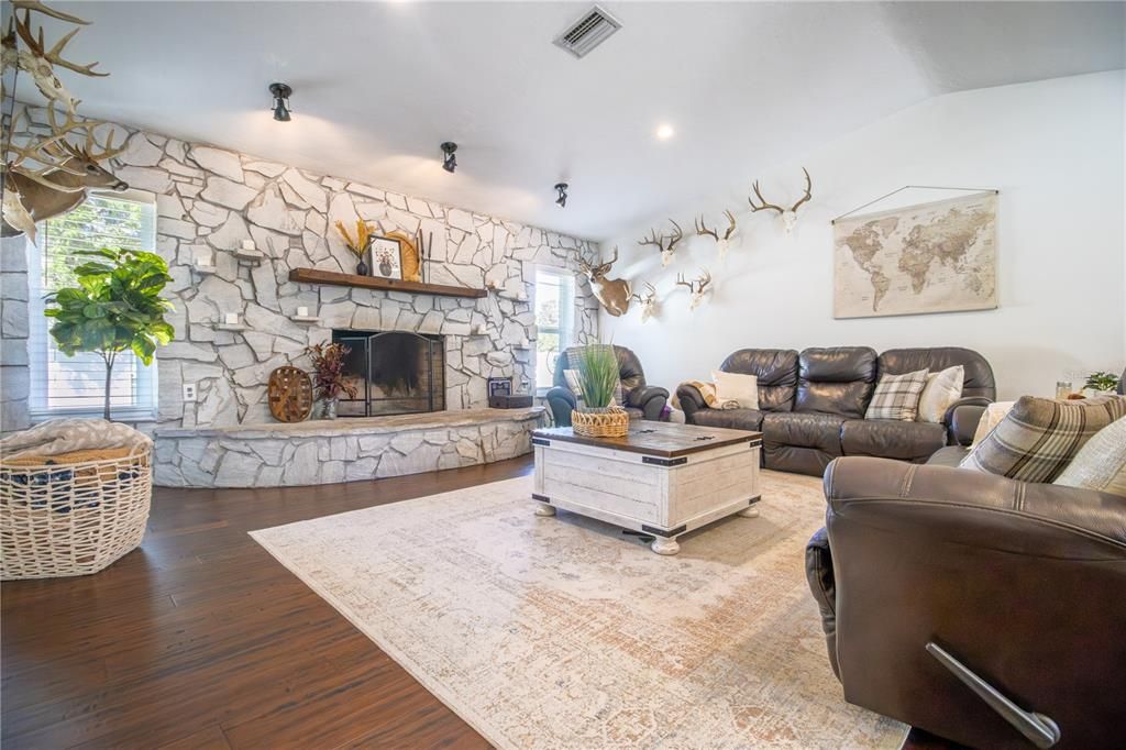 待售: $780,000 (3 贝兹, 2 浴室, 2330 平方英尺)