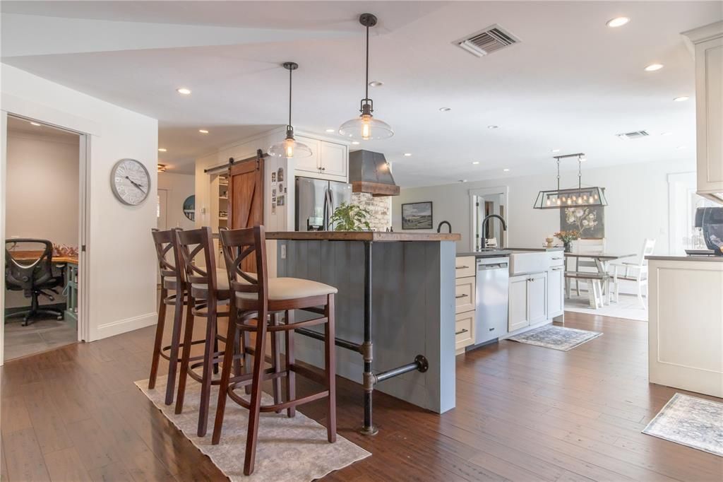 待售: $780,000 (3 贝兹, 2 浴室, 2330 平方英尺)