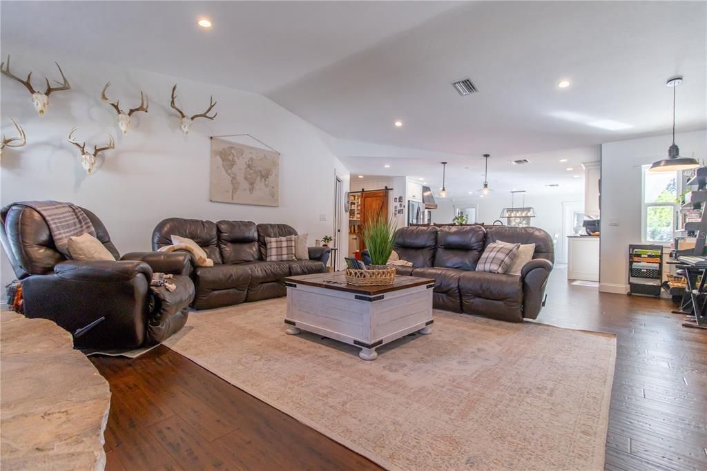 待售: $780,000 (3 贝兹, 2 浴室, 2330 平方英尺)