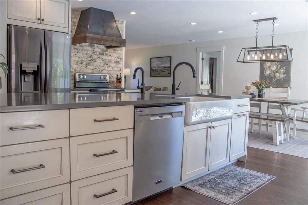 待售: $780,000 (3 贝兹, 2 浴室, 2330 平方英尺)