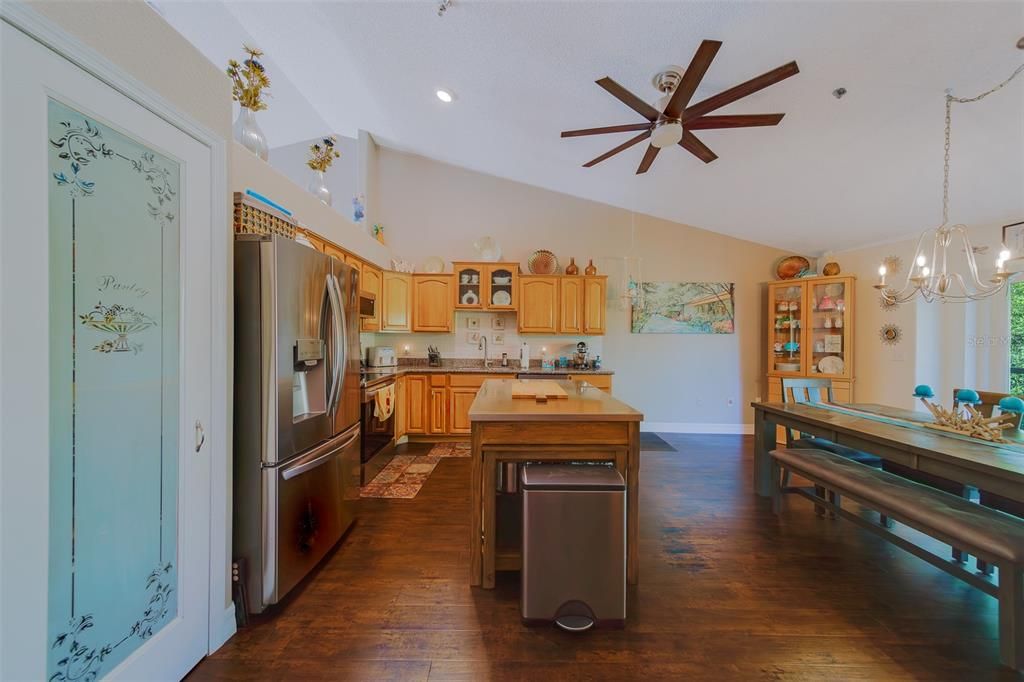 待售: $320,000 (2 贝兹, 2 浴室, 1700 平方英尺)