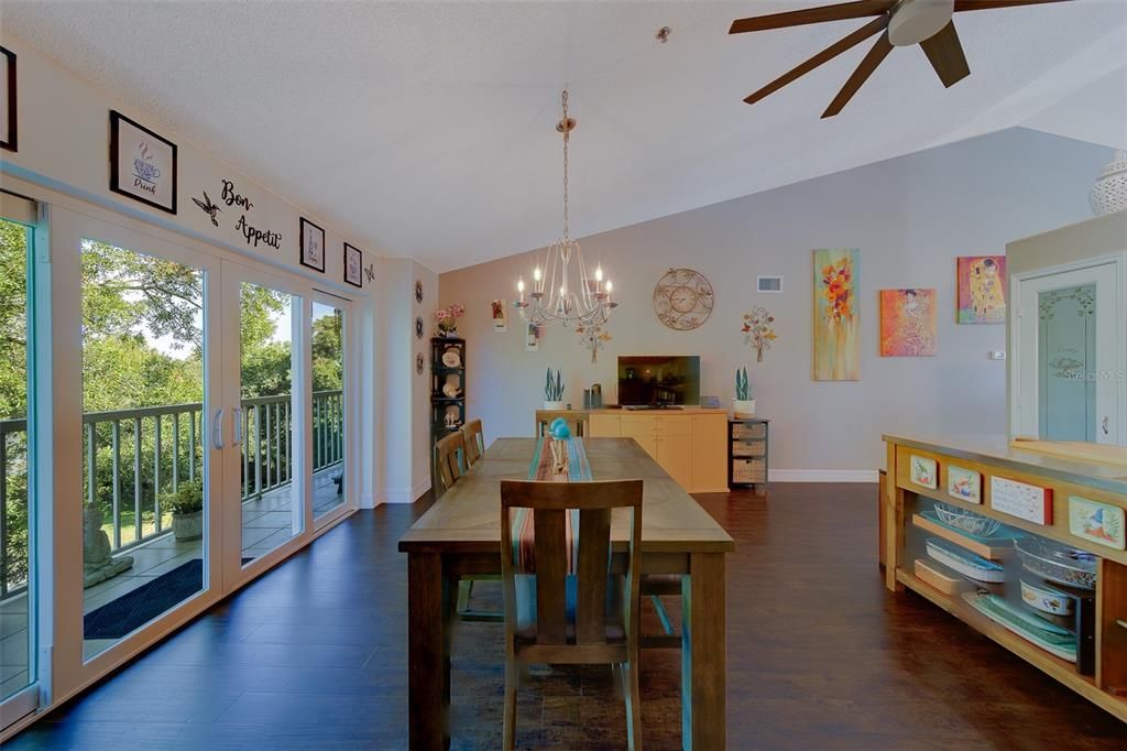 待售: $320,000 (2 贝兹, 2 浴室, 1700 平方英尺)