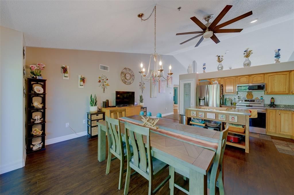 待售: $320,000 (2 贝兹, 2 浴室, 1700 平方英尺)