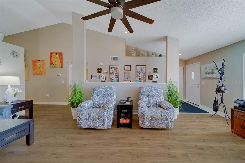 待售: $320,000 (2 贝兹, 2 浴室, 1700 平方英尺)