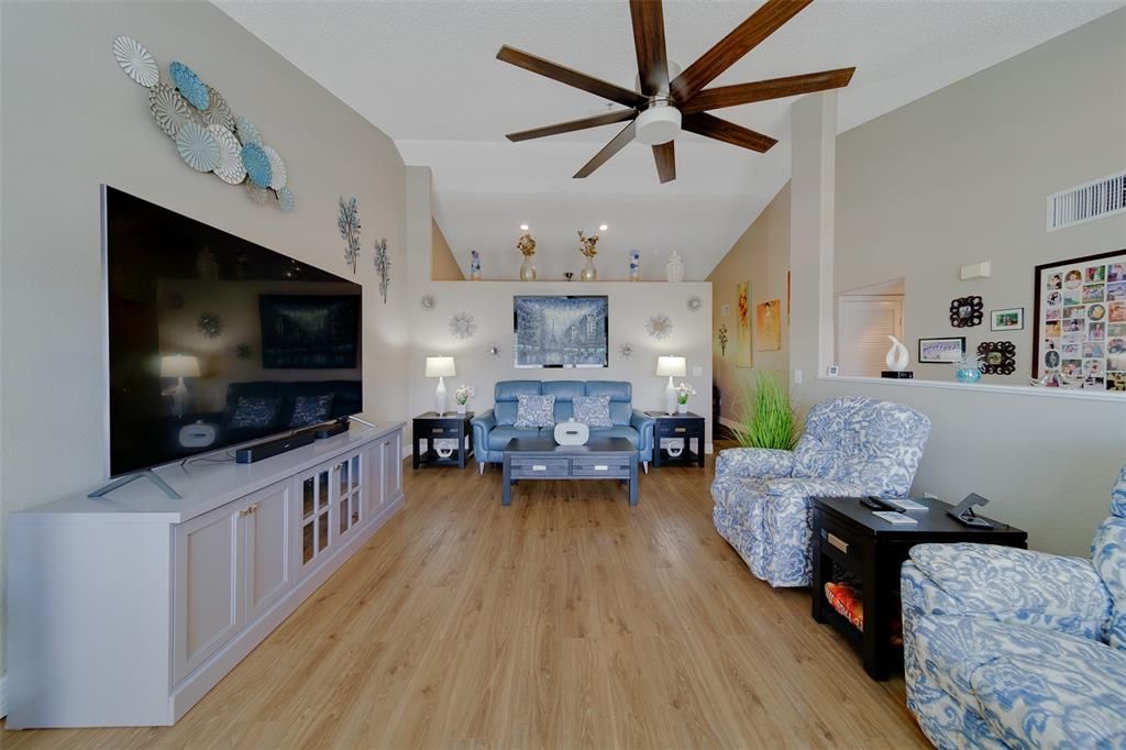 待售: $320,000 (2 贝兹, 2 浴室, 1700 平方英尺)