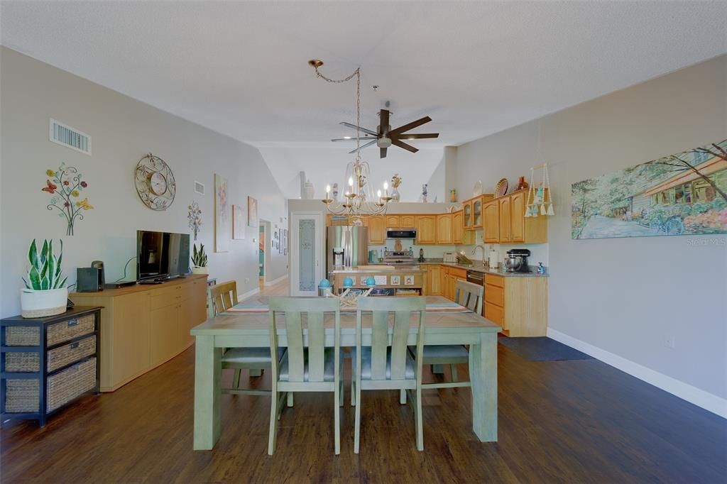 待售: $320,000 (2 贝兹, 2 浴室, 1700 平方英尺)