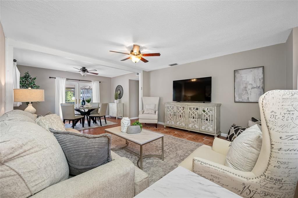 Под контрактом: $375,000 (3 спален, 2 ванн, 1613 Квадратных фут)