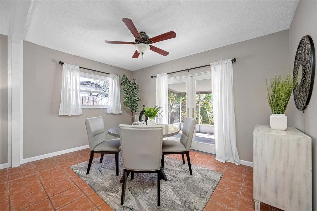 Под контрактом: $375,000 (3 спален, 2 ванн, 1613 Квадратных фут)