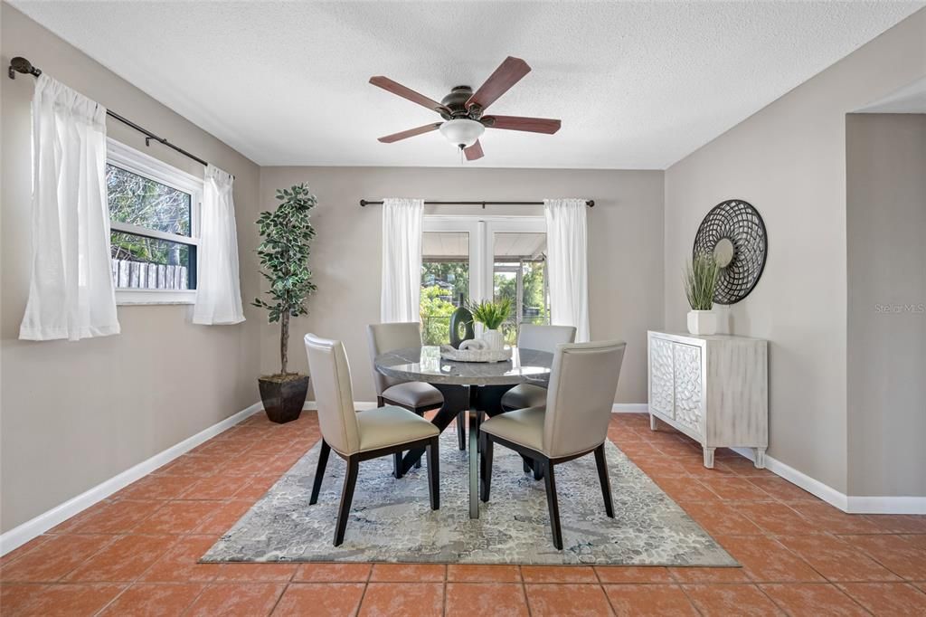 Под контрактом: $375,000 (3 спален, 2 ванн, 1613 Квадратных фут)