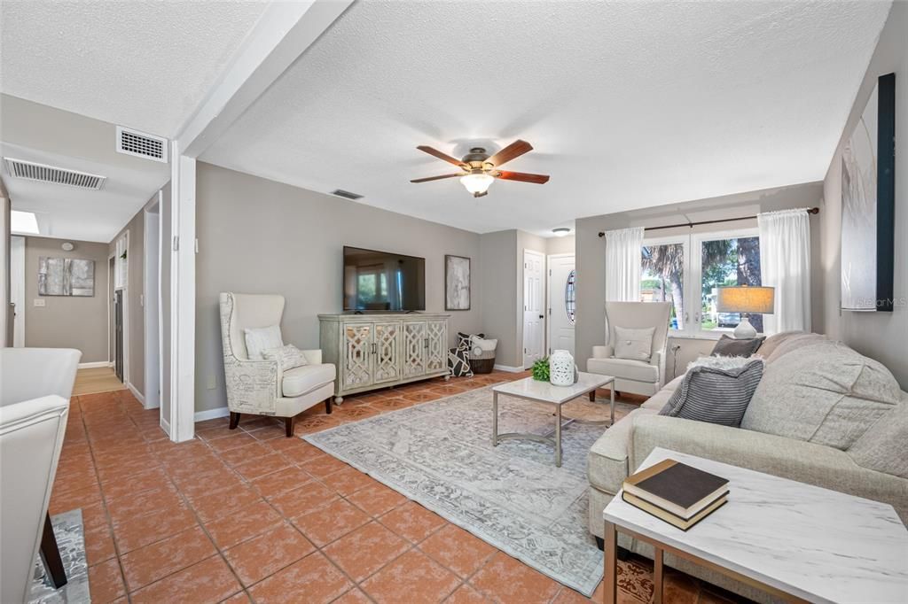 Под контрактом: $375,000 (3 спален, 2 ванн, 1613 Квадратных фут)