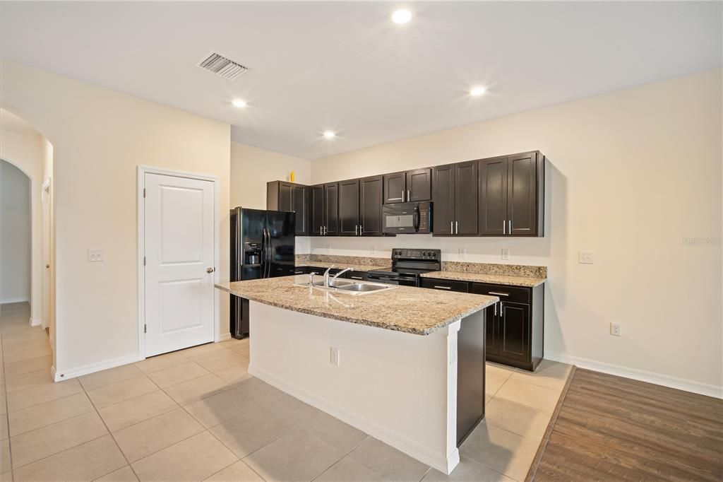 出租: $2,050 (3 贝兹, 2 浴室, 1707 平方英尺)