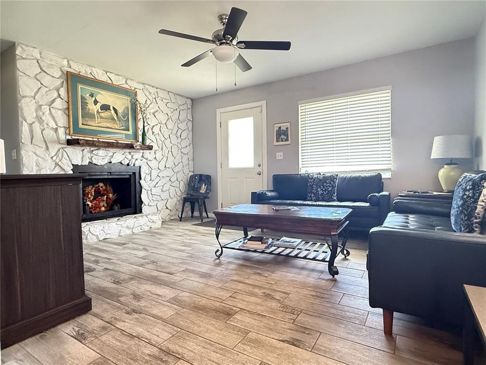 For Sale: $300,000 (3 beds, 2 baths, 1008 Square Feet)