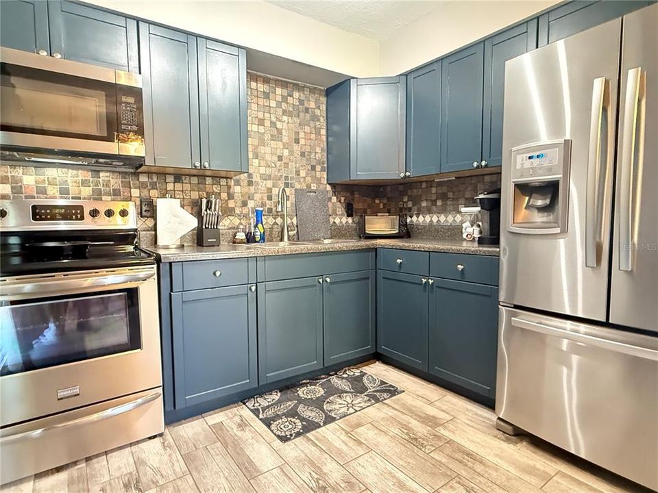 For Sale: $300,000 (3 beds, 2 baths, 1008 Square Feet)