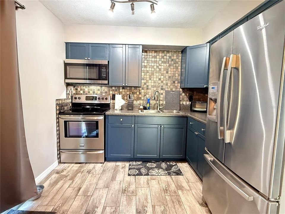 For Sale: $300,000 (3 beds, 2 baths, 1008 Square Feet)