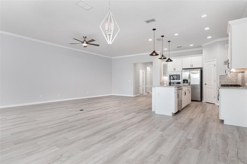 Под контрактом: $449,000 (3 спален, 2 ванн, 2202 Квадратных фут)