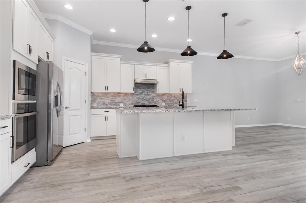 Под контрактом: $449,000 (3 спален, 2 ванн, 2202 Квадратных фут)