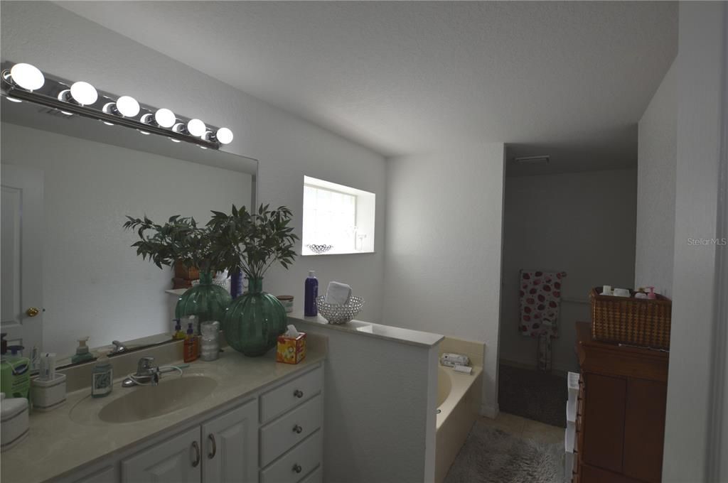 For Sale: $420,000 (3 beds, 3 baths, 2534 Square Feet)