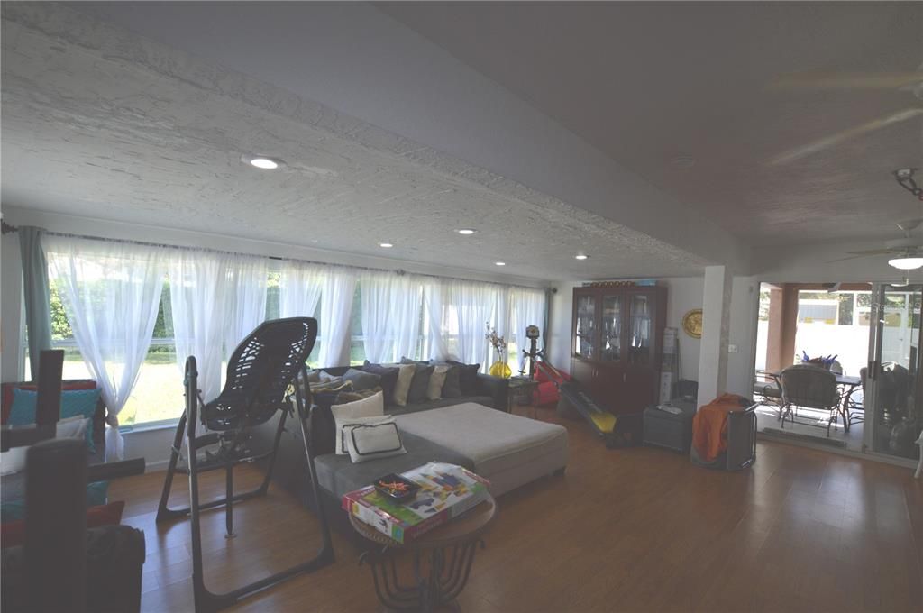 For Sale: $420,000 (3 beds, 3 baths, 2534 Square Feet)