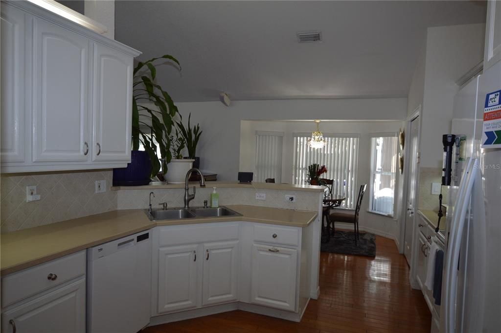 For Sale: $420,000 (3 beds, 3 baths, 2534 Square Feet)