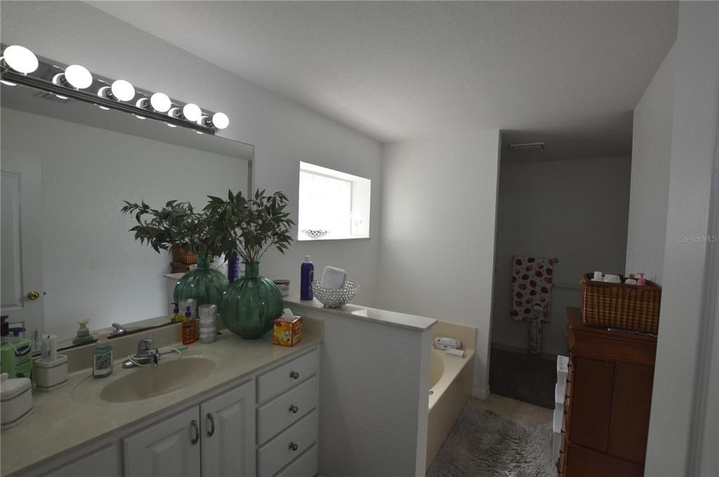 For Sale: $420,000 (3 beds, 3 baths, 2534 Square Feet)