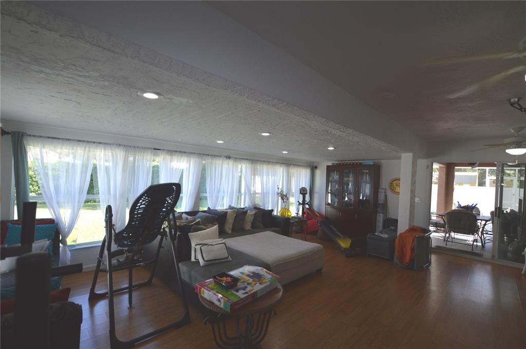 For Sale: $420,000 (3 beds, 3 baths, 2534 Square Feet)