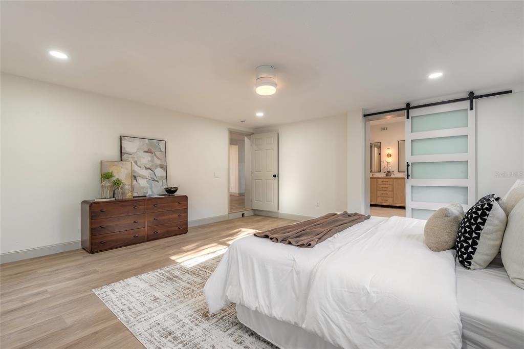 En Venta: $689,000 (4 camas, 3 baños, 2468 Pies cuadrados)