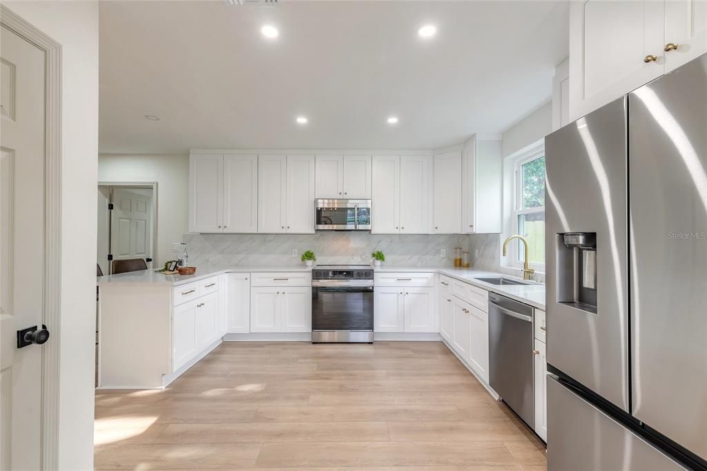 En Venta: $689,000 (4 camas, 3 baños, 2468 Pies cuadrados)