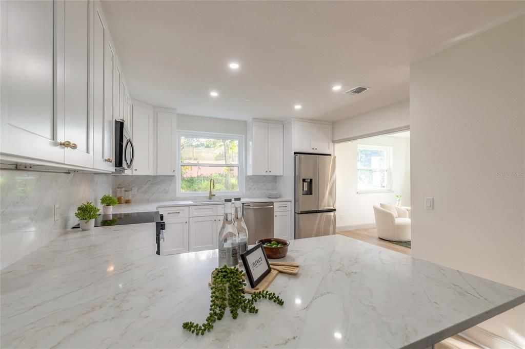 En Venta: $689,000 (4 camas, 3 baños, 2468 Pies cuadrados)