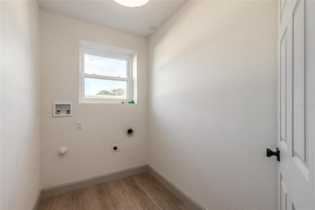 En Venta: $689,000 (4 camas, 3 baños, 2468 Pies cuadrados)