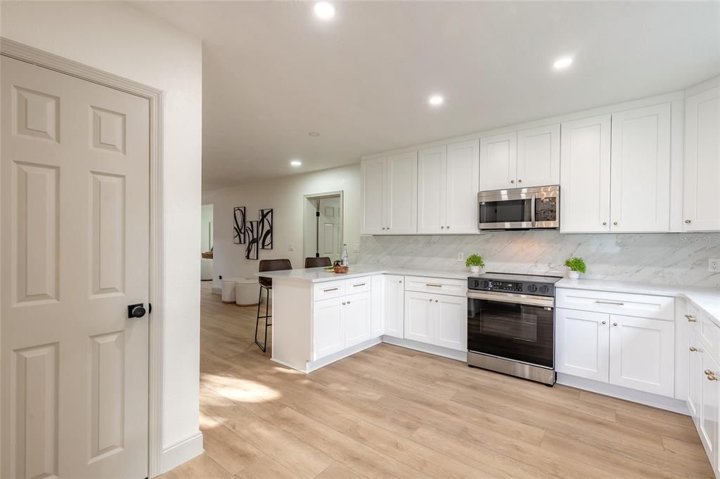 En Venta: $689,000 (4 camas, 3 baños, 2468 Pies cuadrados)