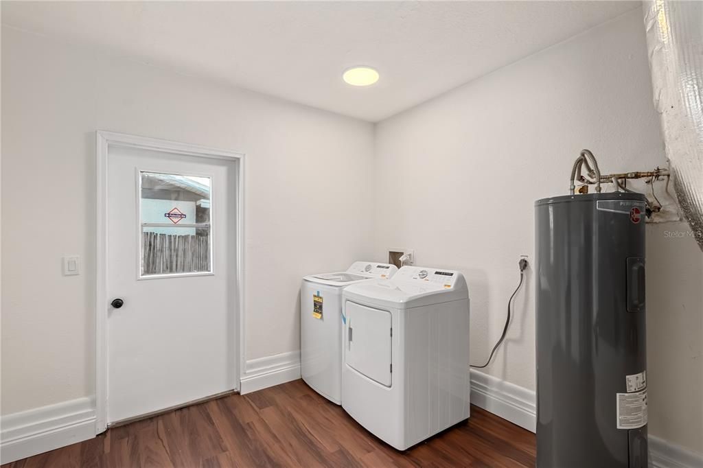 Active With Contract: $1,500 (3 beds, 2 baths, 1372 Square Feet)