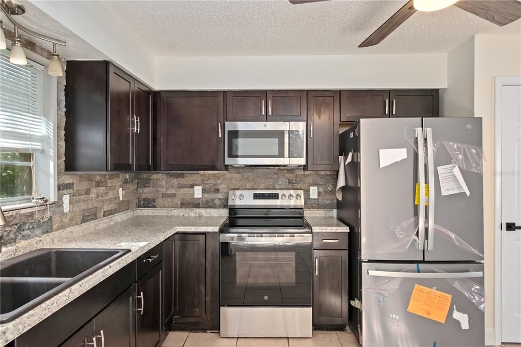 Active With Contract: $1,500 (3 beds, 2 baths, 1372 Square Feet)