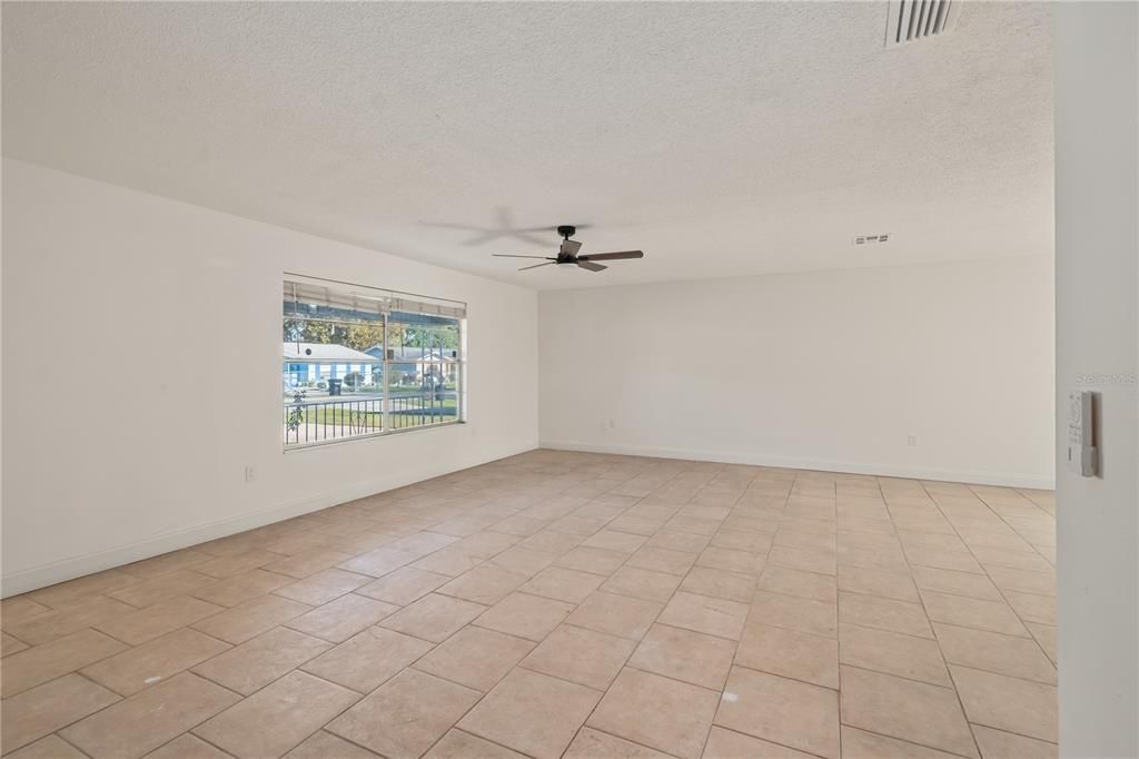 Active With Contract: $1,500 (3 beds, 2 baths, 1372 Square Feet)
