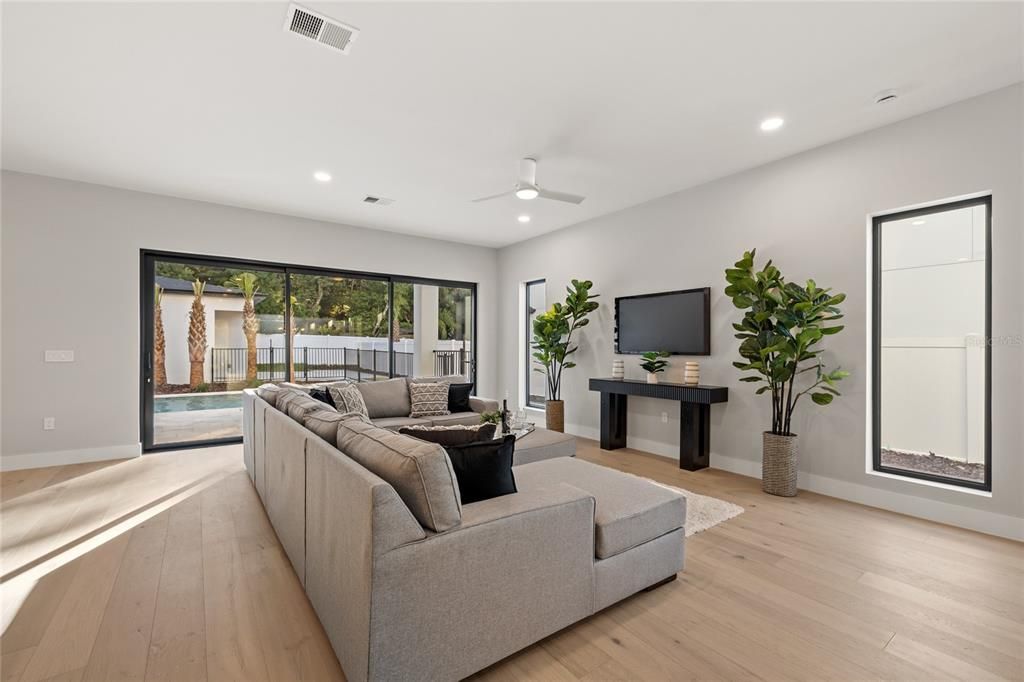 Под контрактом: $1,475,000 (5 спален, 4 ванн, 3859 Квадратных фут)