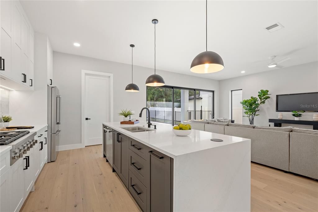 Под контрактом: $1,475,000 (5 спален, 4 ванн, 3859 Квадратных фут)