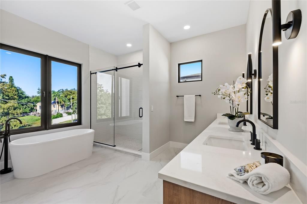 Под контрактом: $1,475,000 (5 спален, 4 ванн, 3859 Квадратных фут)