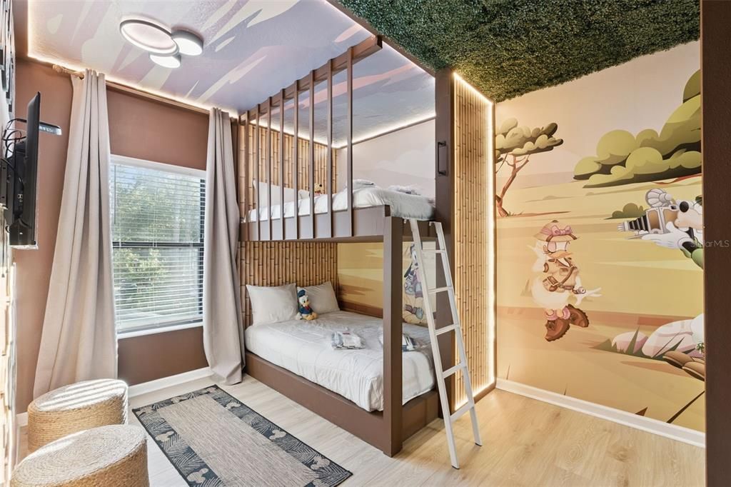 For Sale: $969,000 (5 beds, 5 baths, 1918 Square Feet)