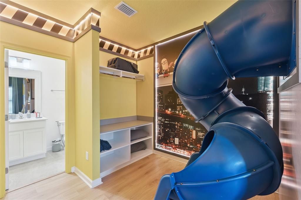 For Sale: $969,000 (5 beds, 5 baths, 1918 Square Feet)