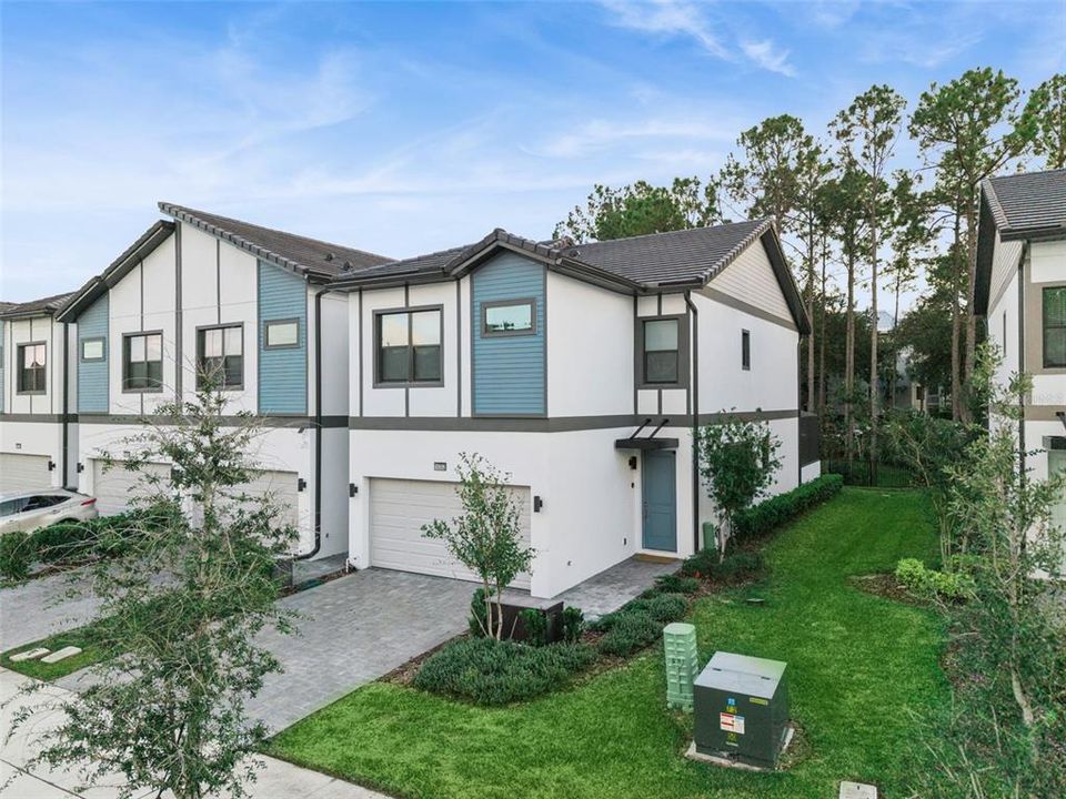 For Sale: $969,000 (5 beds, 5 baths, 1918 Square Feet)