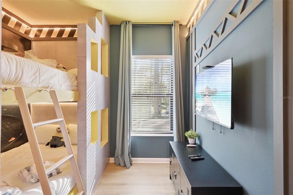 For Sale: $969,000 (5 beds, 5 baths, 1918 Square Feet)